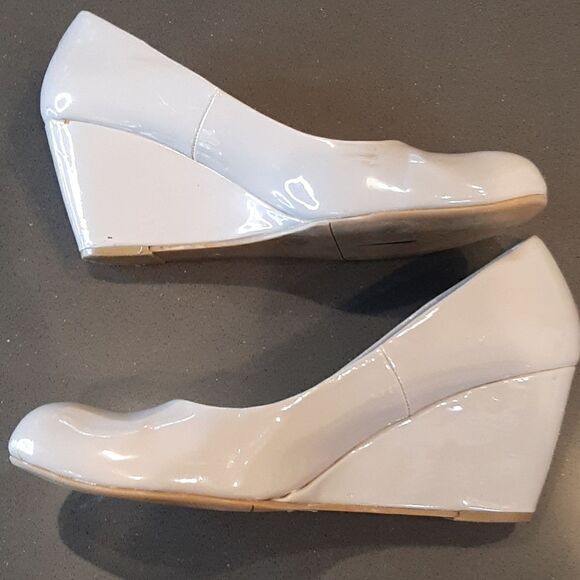 CL by Laundry Grayish Nude Glossy 10M Wedges - Picture 2 of 16